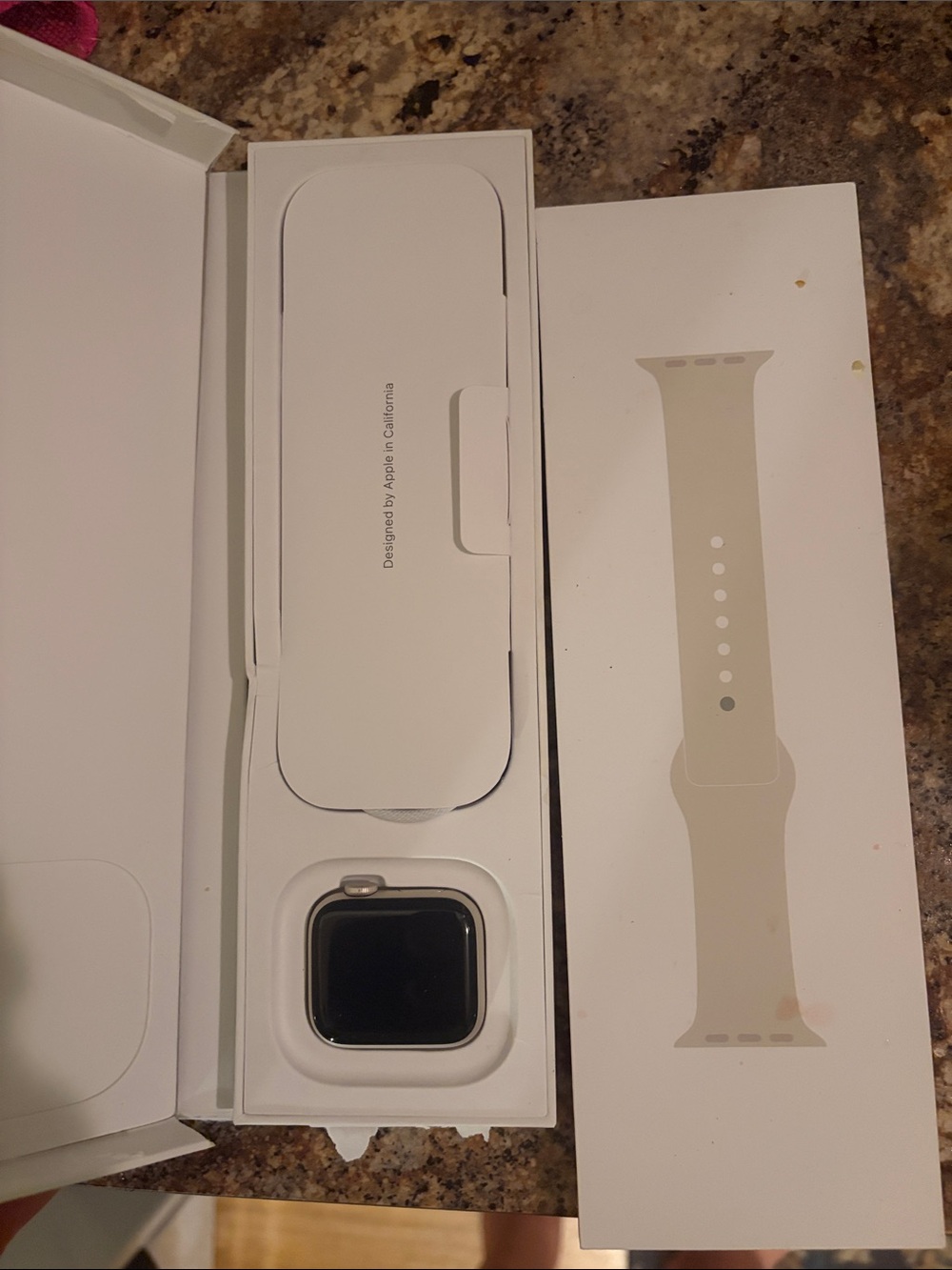 Apple Watch with Cream/Beige Sport Band SE 3 refurbished